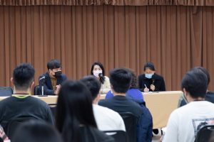 台北市議員徐巧芯和學員分享台北市議員工作內容，以及勉勵學員未來職場發展