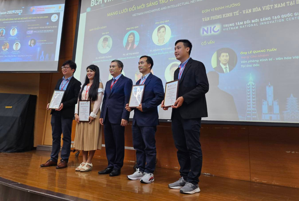 Representatives from Vietnamese Student Association
